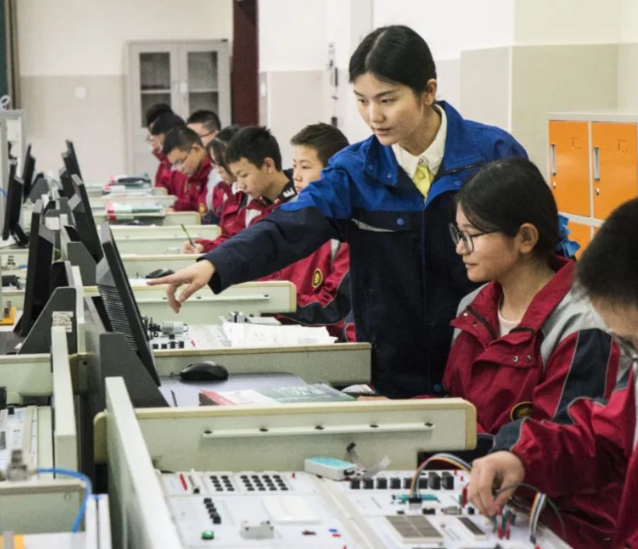 课程教育中设置企业实践