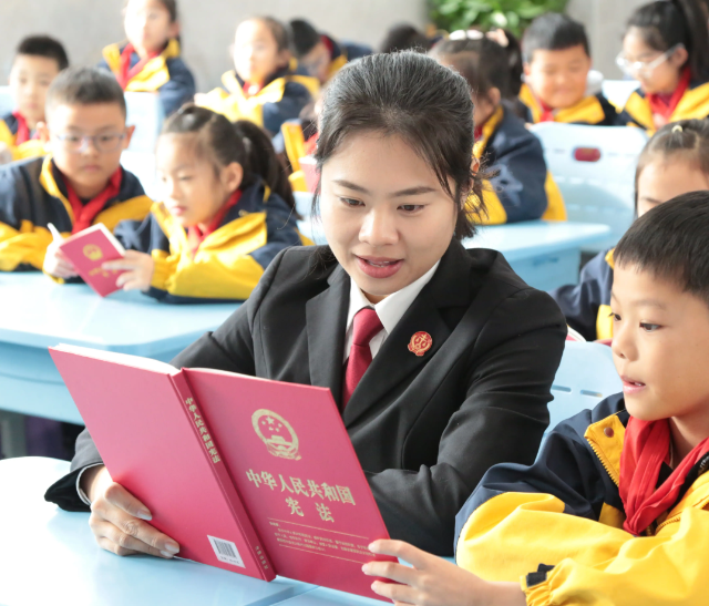 法治冬令营活动举行趣味