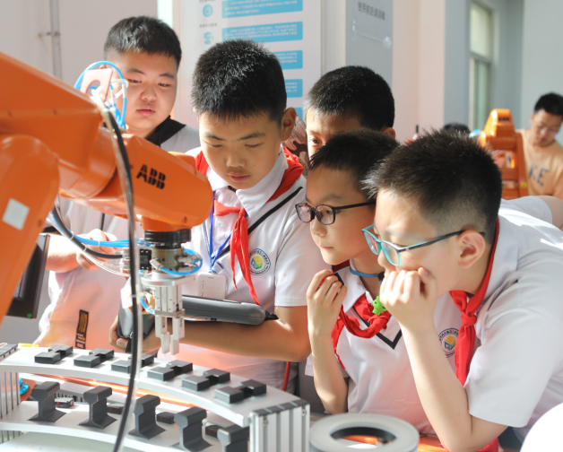 校园应着力打造一支契合