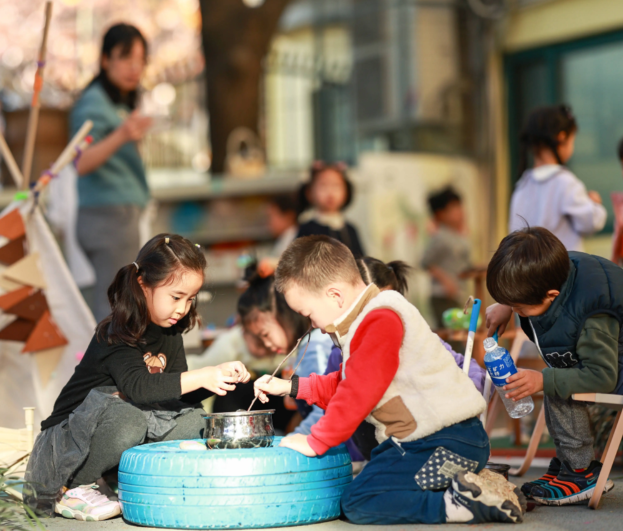 孩子们脱下鞋袜用小手摆