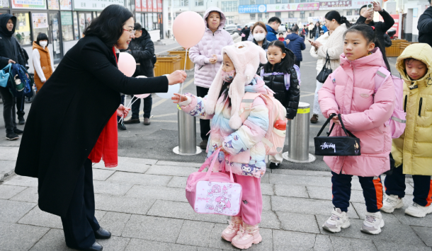 通过科技进讲堂激起学生