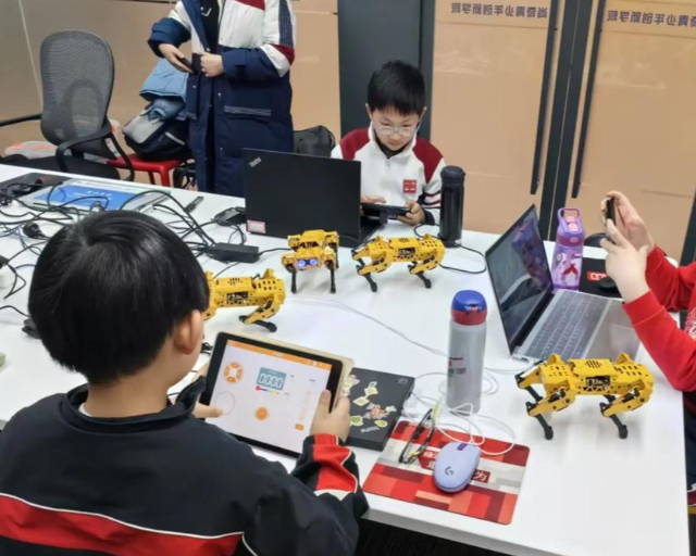 学生们的话题带着这些愿