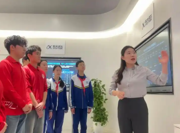 而在智慧教育体会区里学