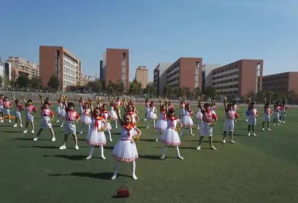 学生动得开玩得尽兴锻炼