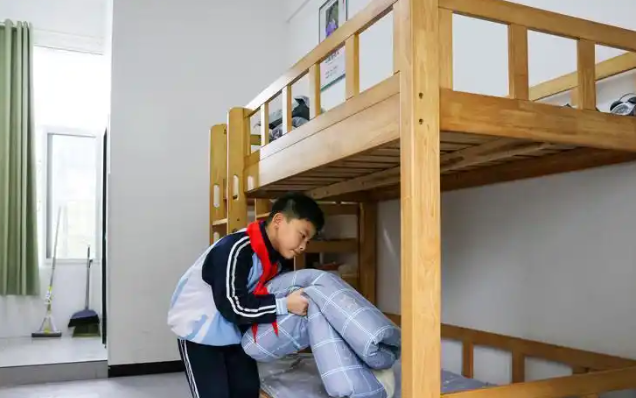 赤色血脉校园把山顶的革