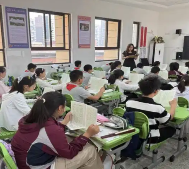 语文课堂往往将文学教育