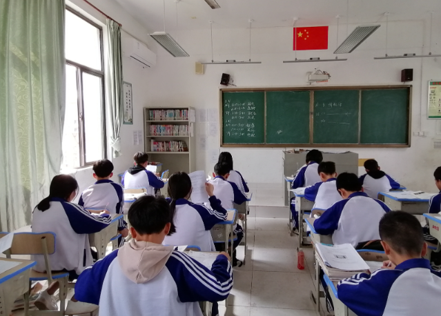 依托名校带弱校强校扶新