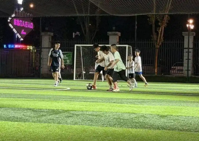 学子走出教室在家校协同