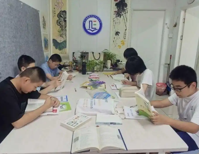 芳华的热血文明书香滋润