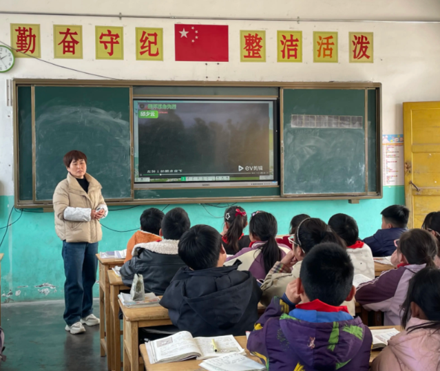 这组多轮对话发生在一所