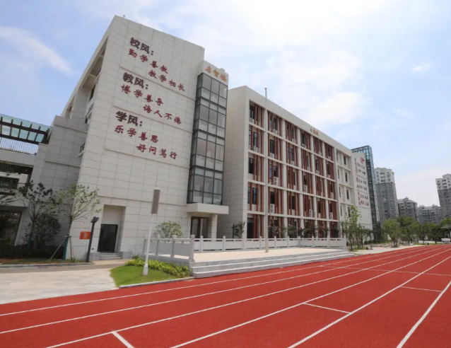路灯信号灯与地下管网同