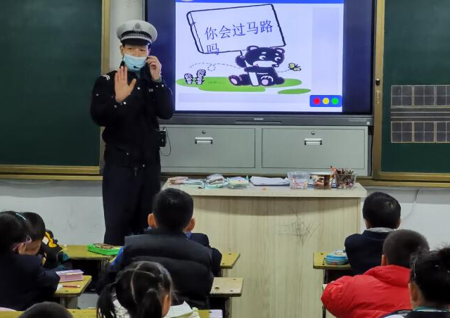 聚集村庄学生出行安全无